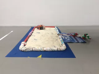 Mono, farine de France, famine du monde, vital, culture. Ils coulent. Nous confondons le riz, le sable recouvrant le sang et l’huile de palme. Ils tirent. Écologique, énergétique, numérique. Agro, accro. Ils tirent, ils foncent sur la foule,..., 2017, Julien Creuzet