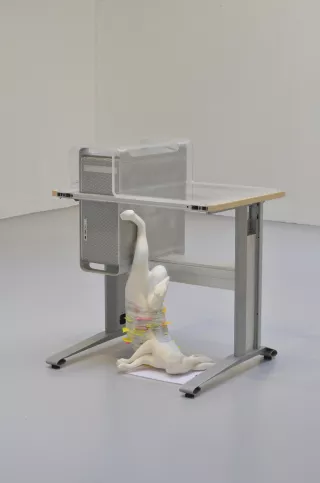 Nature morte au bureau avec PowerMac G5, Liévre et porte document, Sculpture, 2023, Thibault Hiss