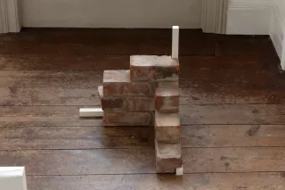 p. 133, "[...] cette place forte est en tous points le fruit du travail corporel le plus dur.", Sculpture, 2024, Miriam Stoney