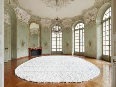 Karla Black, Vue de l’installation au Musée des Archives nationales, 2017 © Simon Vogel