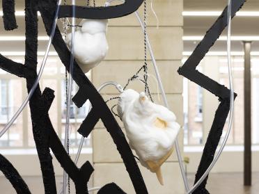 Julien Creuzet, In my hands (...), ©SAIF, 2018. Vue de l’installation, Lafayette Anticipations – Fondation d’entreprise Galeries Lafayette, 2018. Produite par Lafayette Anticipations, Paris.