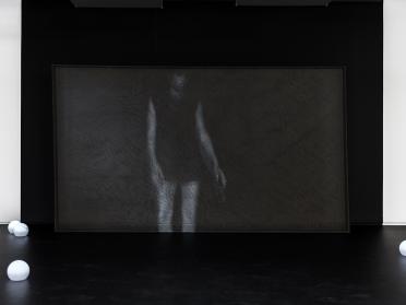 Paul Maheke en collaboration avec Ligia Lewis et Mélika Ngombe Kolongo, <i>Levant</i>, Vue de l'installation pour l'exposition <i>Le centre ne peut tenir</i>, 2018