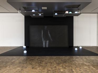 Paul Maheke en collaboration avec Ligia Lewis et Mélika Ngombe Kolongo, <i>Levant</i>, Vue de l'installation pour l'exposition <i>Le centre ne peut tenir</i>, 2018